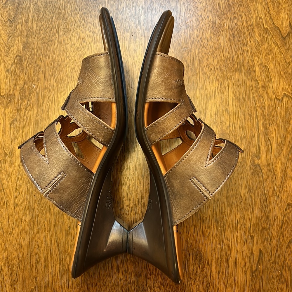Think! Brown Floral Sandal EU 38 Kitten Heel - Picture 5 of 8